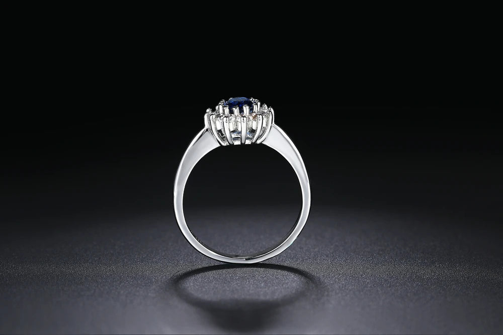 Eleganter silberner Ehering mit blauem Kristall