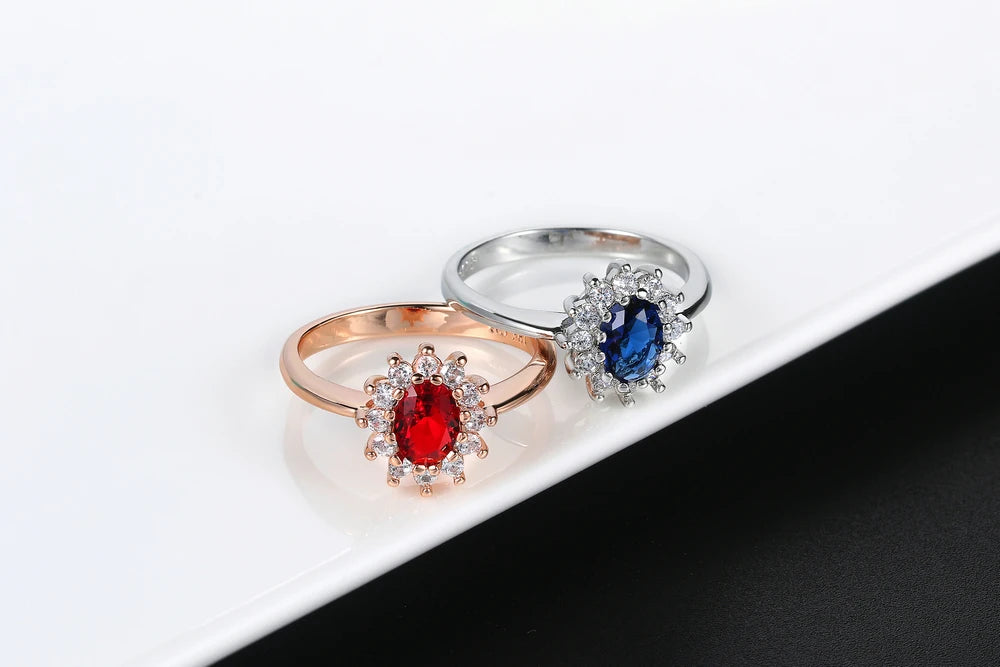 Eleganter silberner Ehering mit blauem Kristall