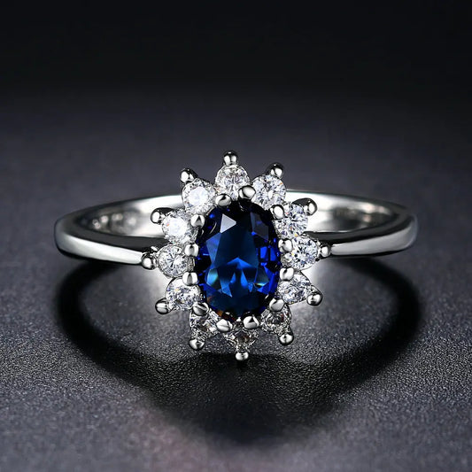 Eleganter silberner Ehering mit blauem Kristall